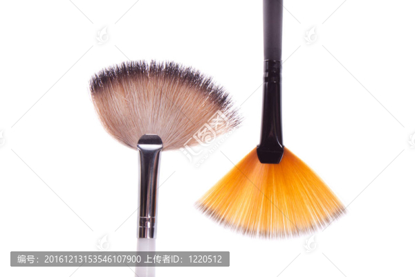 刷到白色和黑色化妝