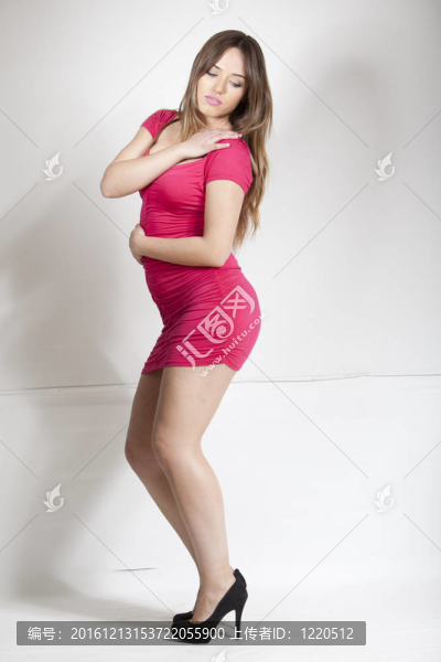 美麗的金發(fā)碧眼與粉紅色的裙子跳舞