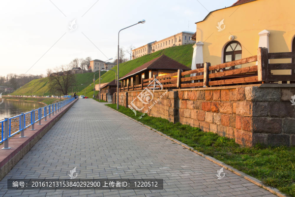 沿著碼頭的走道