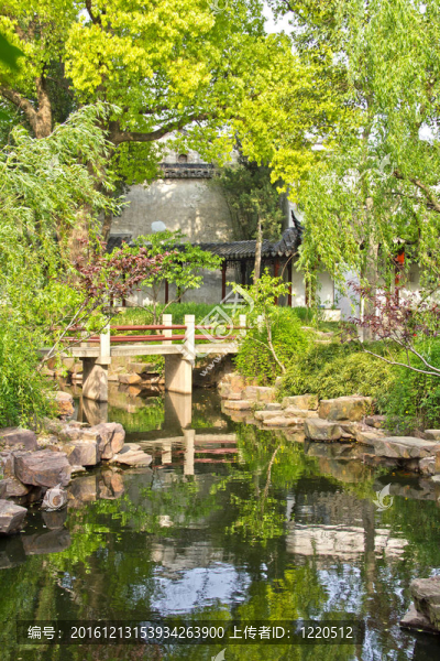 平靜花園中的小橋