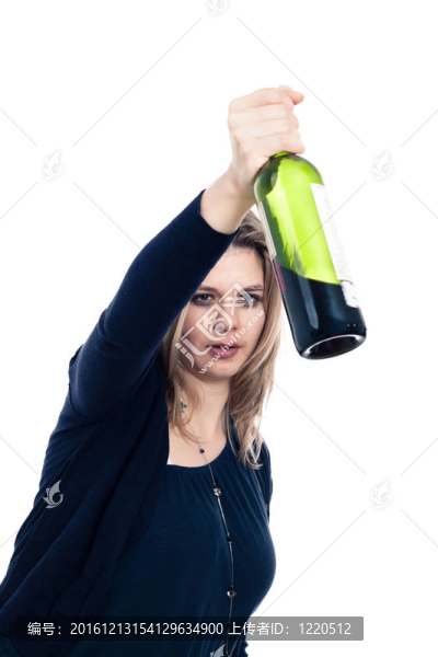 醉女人帶瓶酒