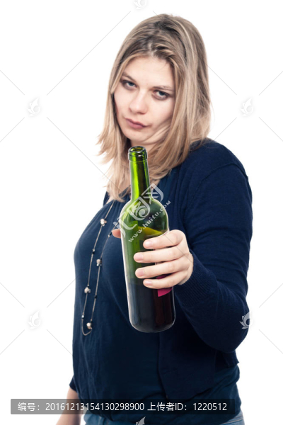 沮喪的醉漢拿著酒瓶