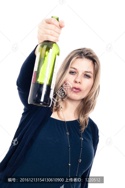 自信的女人喝了