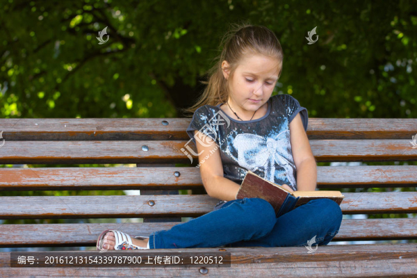 在公園讀書