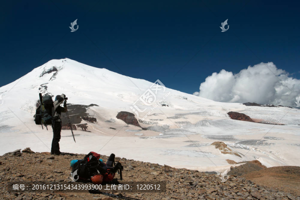 在高山的登山者
