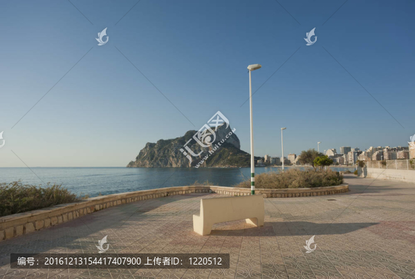 陽光明媚的海濱長廊在卡爾佩；白色海岸；西班牙