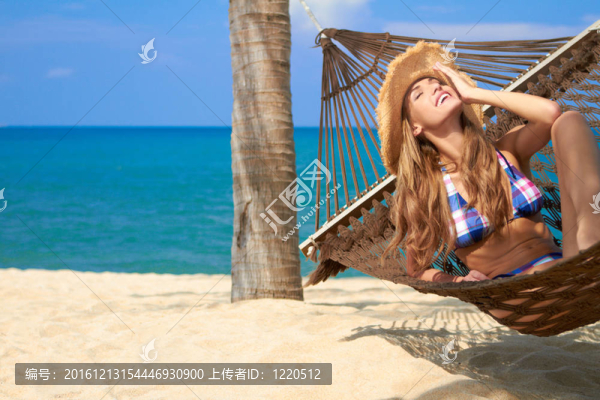 有魅力的女人在吊床上放松