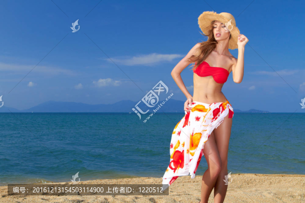 靦腆的金發(fā)美女穿著紅色比基尼
