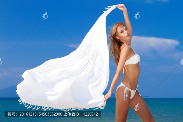 白色比基尼拿圍巾很有魅力的女人