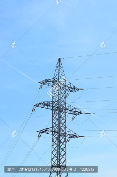 藍(lán)天背景下的輸電線路鐵塔