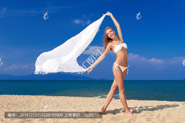帶白色圍巾的微笑女人