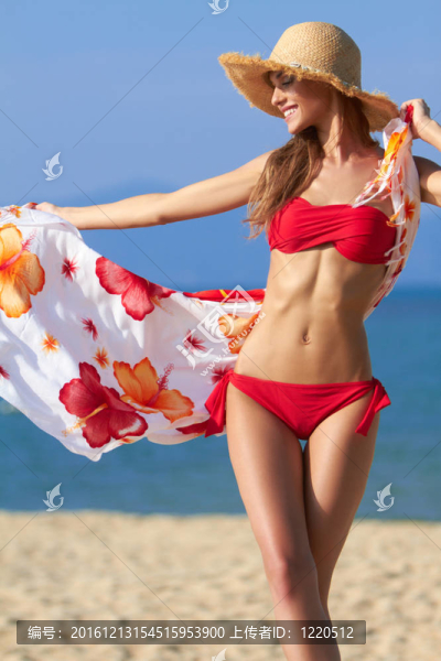在海洋中的紅色比基尼金發(fā)美女
