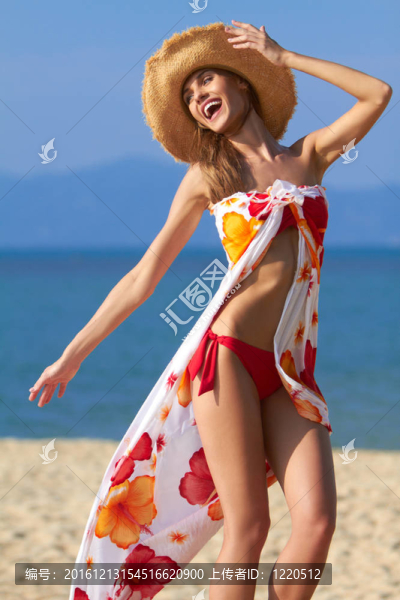 海灘上無憂無慮的年輕女子