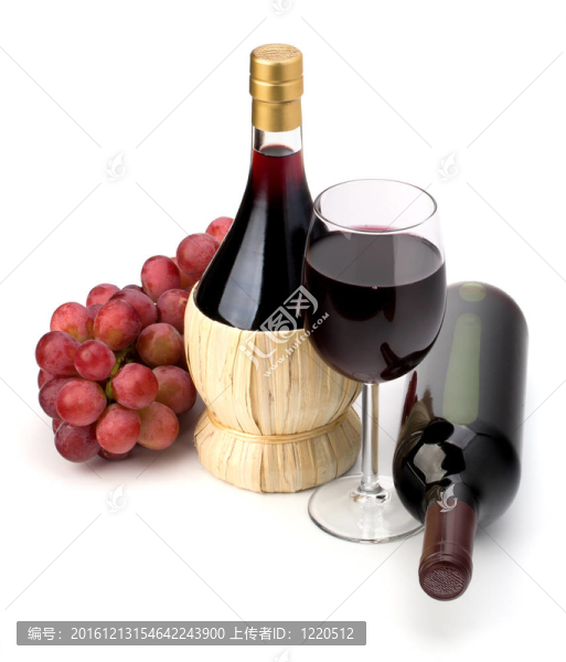 全紅酒酒杯；酒瓶和葡萄