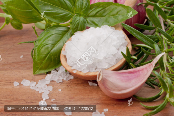 新鮮香草和鹽匙
