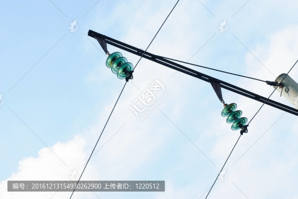 部分高壓變電站在藍(lán)天背景下