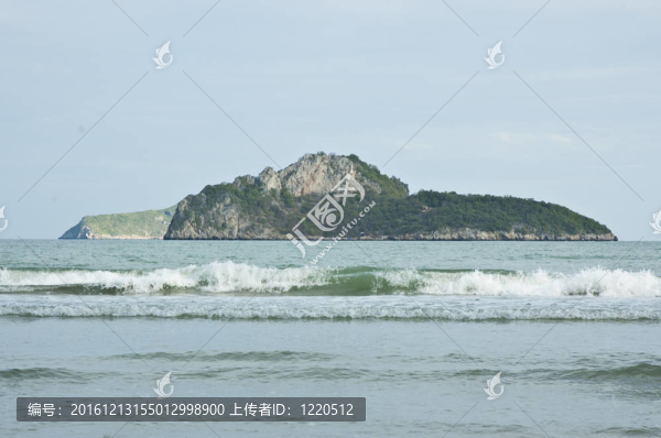 海中之山。