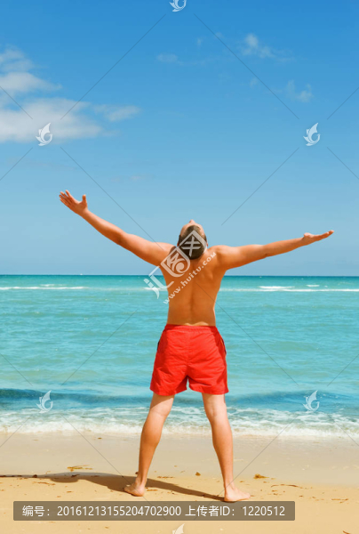 站在海灘上的男人