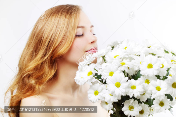 美麗的女孩與白菊花光背景