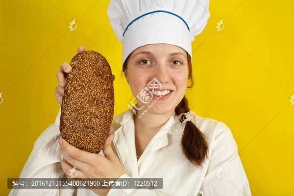 女Baker抱著鮮面包過黃