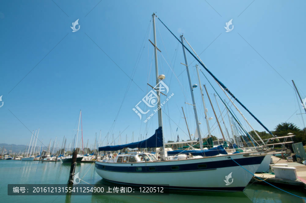 在海濱的帆船