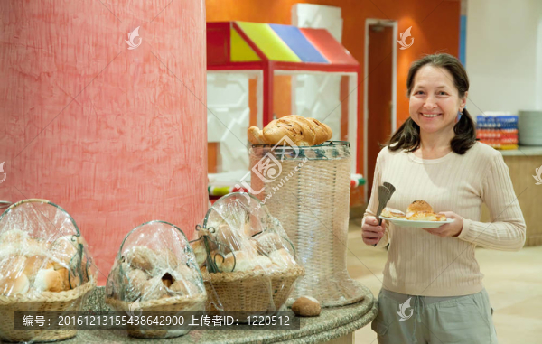 婦女采取新鮮批次自助餐