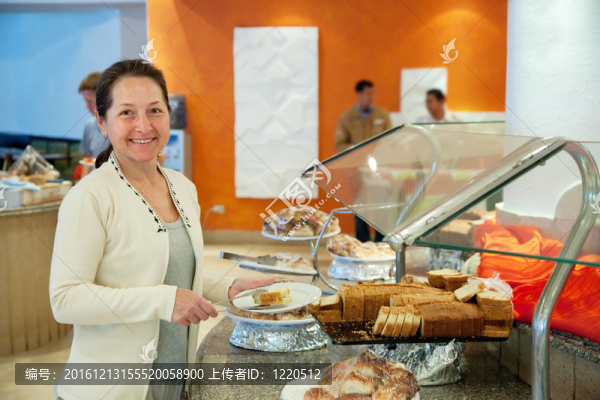 成熟女人吃新鮮糕點