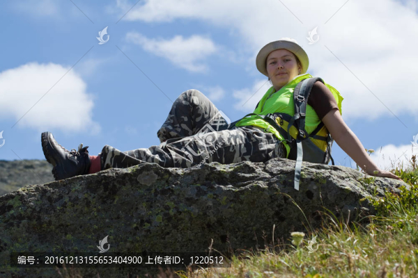 女人在山