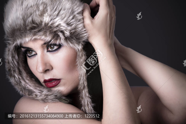 在冬天的雪帽美的黑發(fā)女孩背景