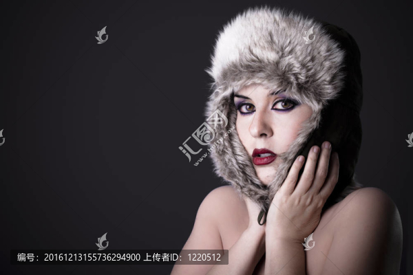 一個(gè)女人在冬天感到寒冷的肖像