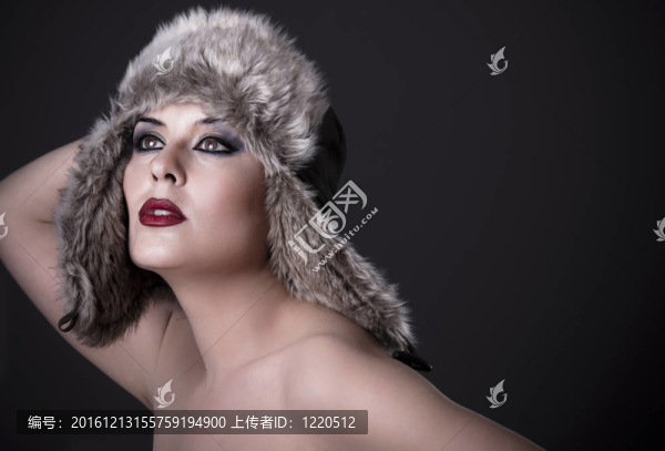 一個(gè)女人在冬天感到寒冷的肖像