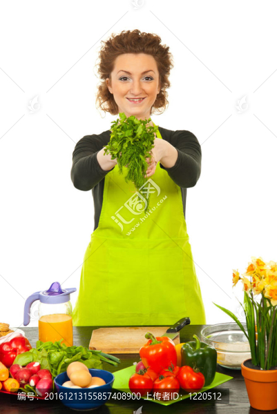快樂(lè)的廚師女人給草藥
