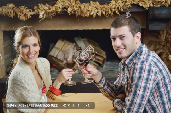 年輕的浪漫夫婦坐在家里壁爐前放松