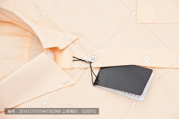 新男人的襯衫孤立在白色