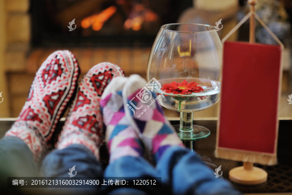 年輕的浪漫夫婦坐在家里壁爐前放松
