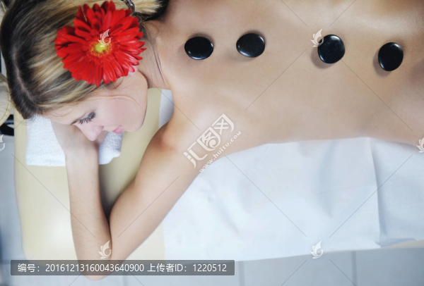美麗的年輕女子