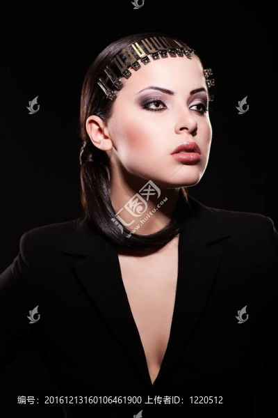 高時尚外觀。美麗的黑發(fā)女子肖像模型黑夾克亮妝和多汁的嘴唇。清潔皮膚。孤立的黑色