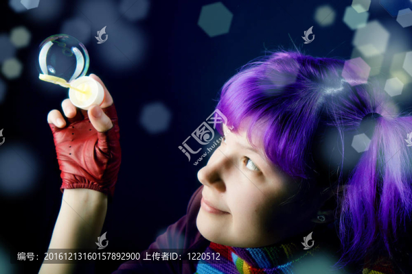 有著紫色頭發(fā)的女孩