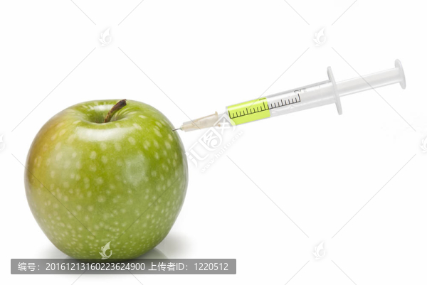 插入蘋果的注射器。