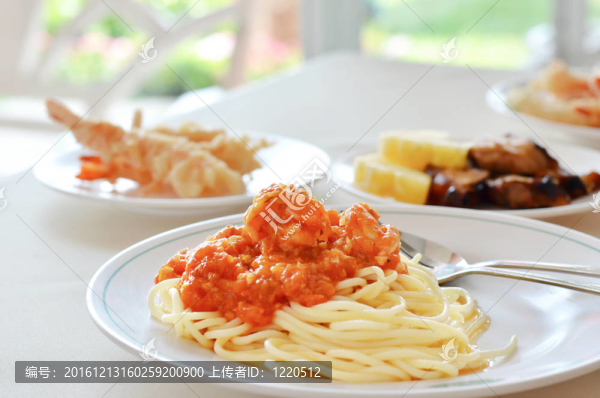 食物在桌子上