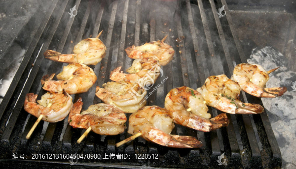 煮蝦串放在烤架上