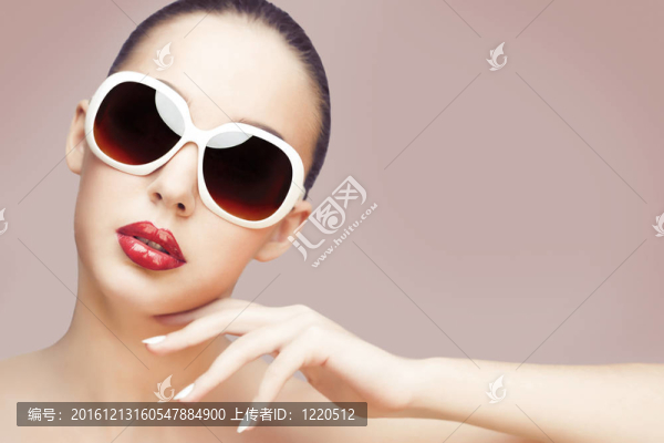 戴墨鏡的年輕女子