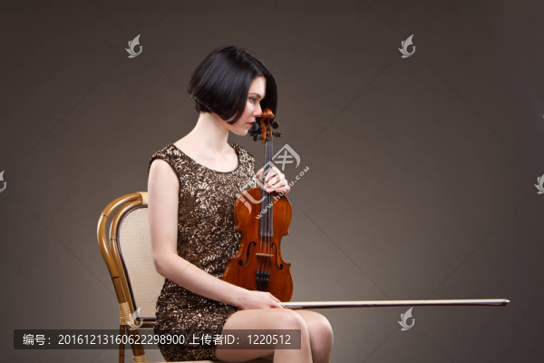 女孩用小提琴