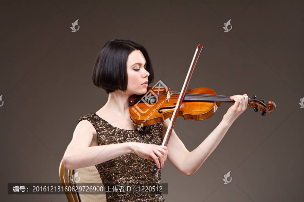 女孩用小提琴