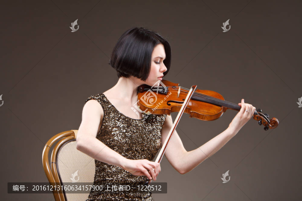 女孩用小提琴