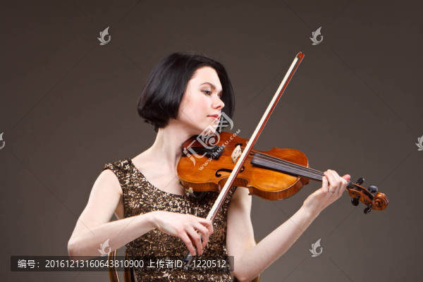 女孩用小提琴