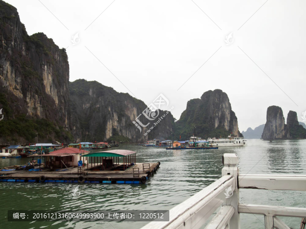 下龍灣浮釣的房子；越南