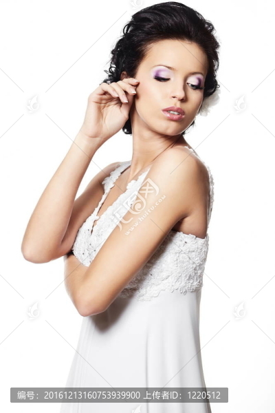 快樂(lè)性感美麗的新娘的黑發(fā)女孩在白色婚紗與發(fā)型和亮妝花發(fā)白色隔離