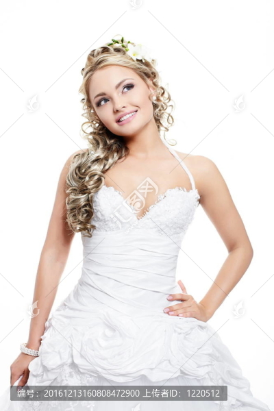 快樂微笑美麗的新娘金發(fā)女孩在白色婚紗與發(fā)型和明亮的化妝白色背景