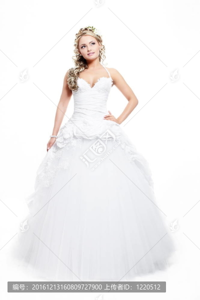 快樂微笑美麗的新娘金發(fā)女孩在白色婚紗與發(fā)型和明亮的化妝白色背景全長